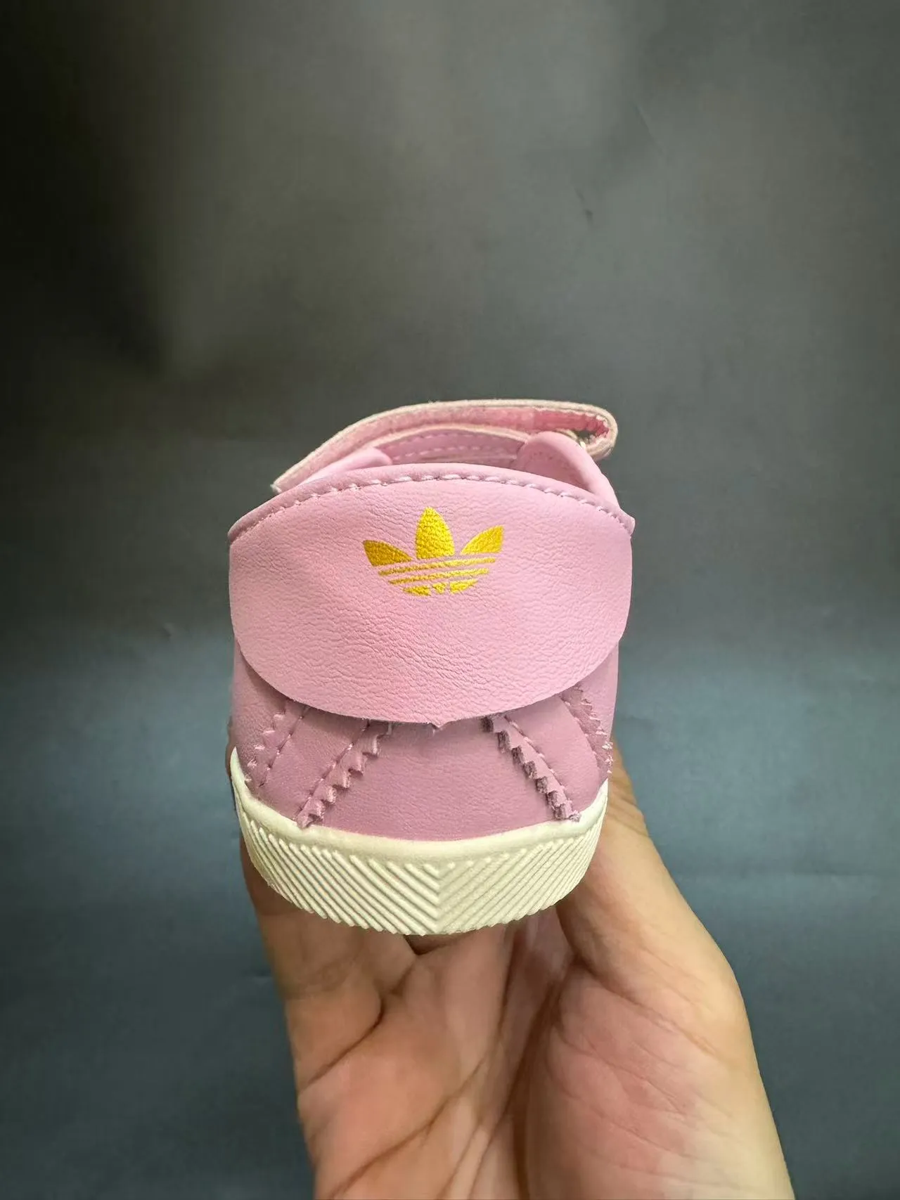 Adidas Mary Jane فضي أبيض معدني جلد اصطناعي أعلى ثلاث أحزمة Velcro Mary Jane أحذية 13