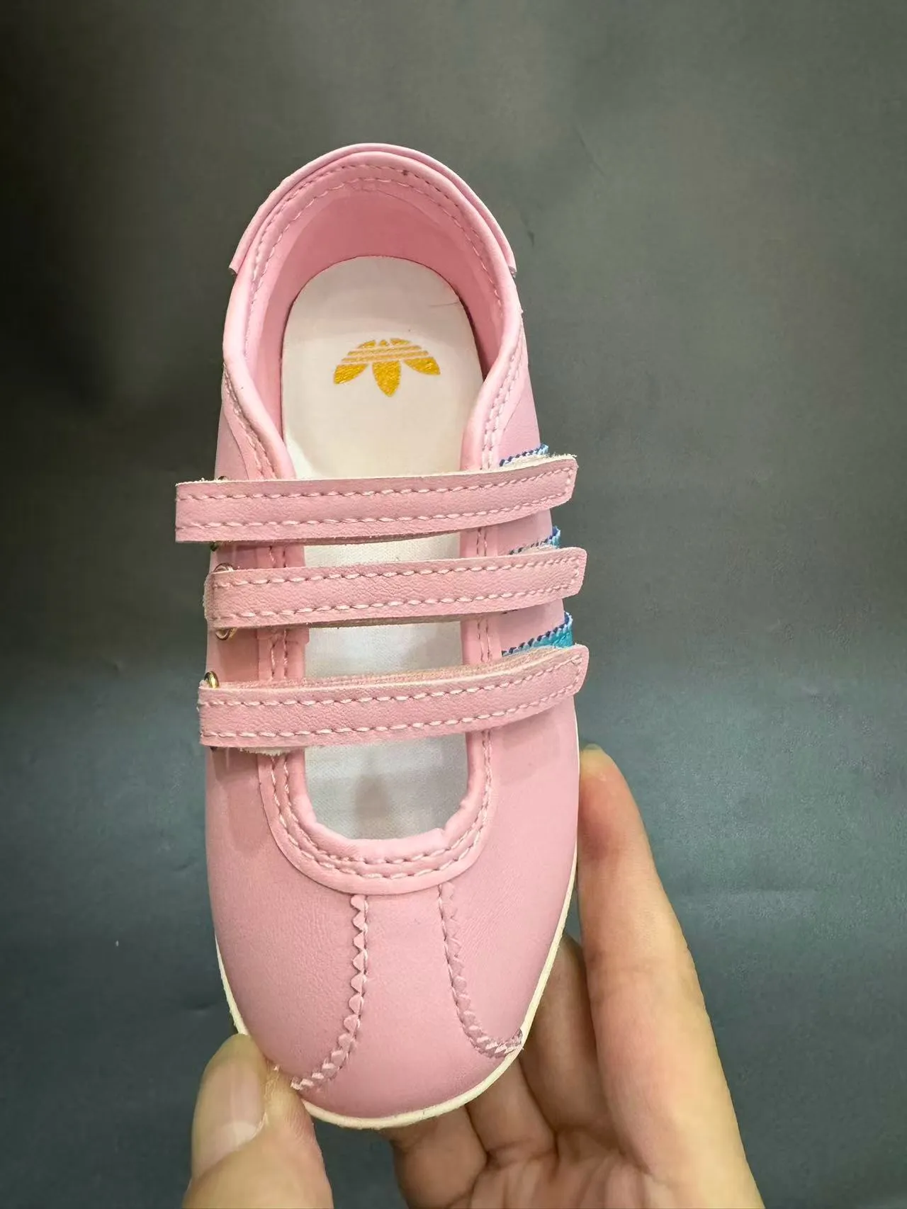 Adidas Mary Jane فضي أبيض معدني جلد اصطناعي أعلى ثلاث أحزمة Velcro Mary Jane أحذية 15
