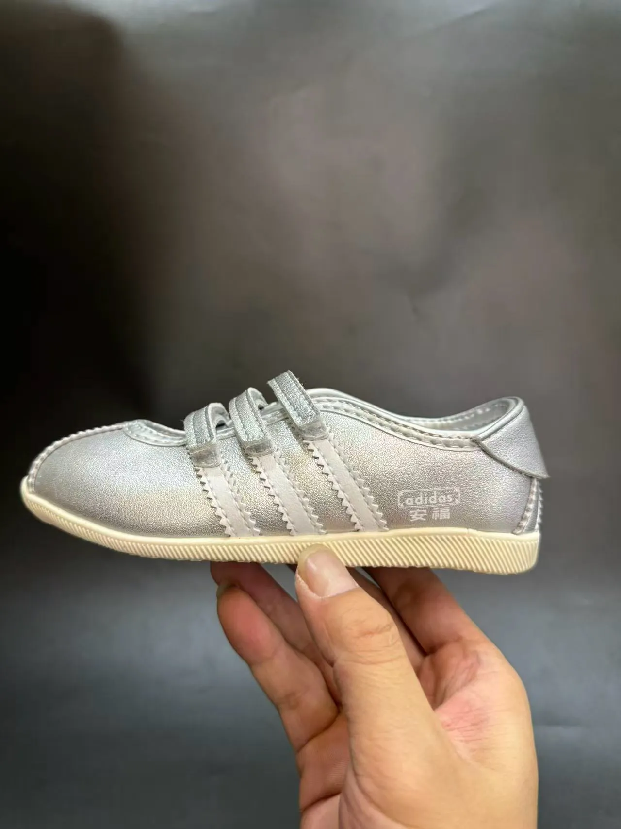Adidas Mary Jane فضي أبيض معدني جلد اصطناعي أعلى ثلاث أحزمة Velcro Mary Jane أحذية 18
