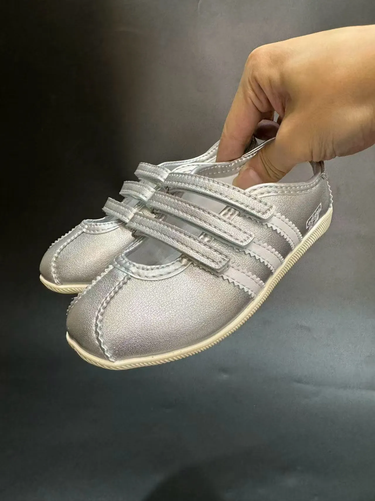 Adidas Mary Jane فضي أبيض معدني جلد اصطناعي أعلى ثلاث أحزمة Velcro Mary Jane أحذية 19