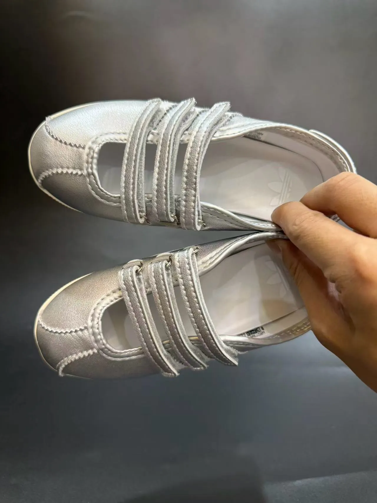 Adidas Mary Jane فضي أبيض معدني جلد اصطناعي أعلى ثلاث أحزمة Velcro Mary Jane أحذية 20