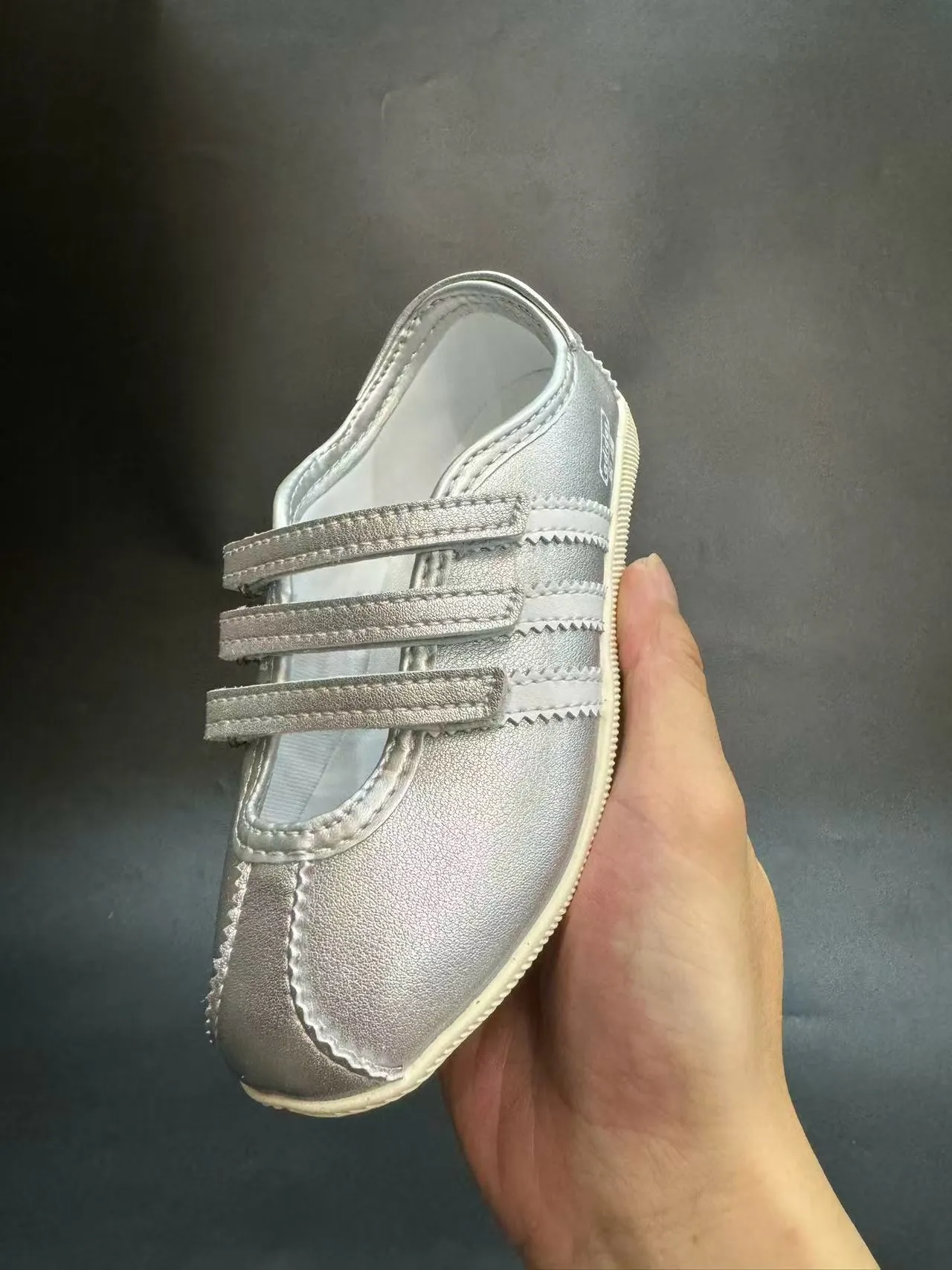 Adidas Mary Jane فضي أبيض معدني جلد اصطناعي أعلى ثلاث أحزمة Velcro Mary Jane أحذية 21