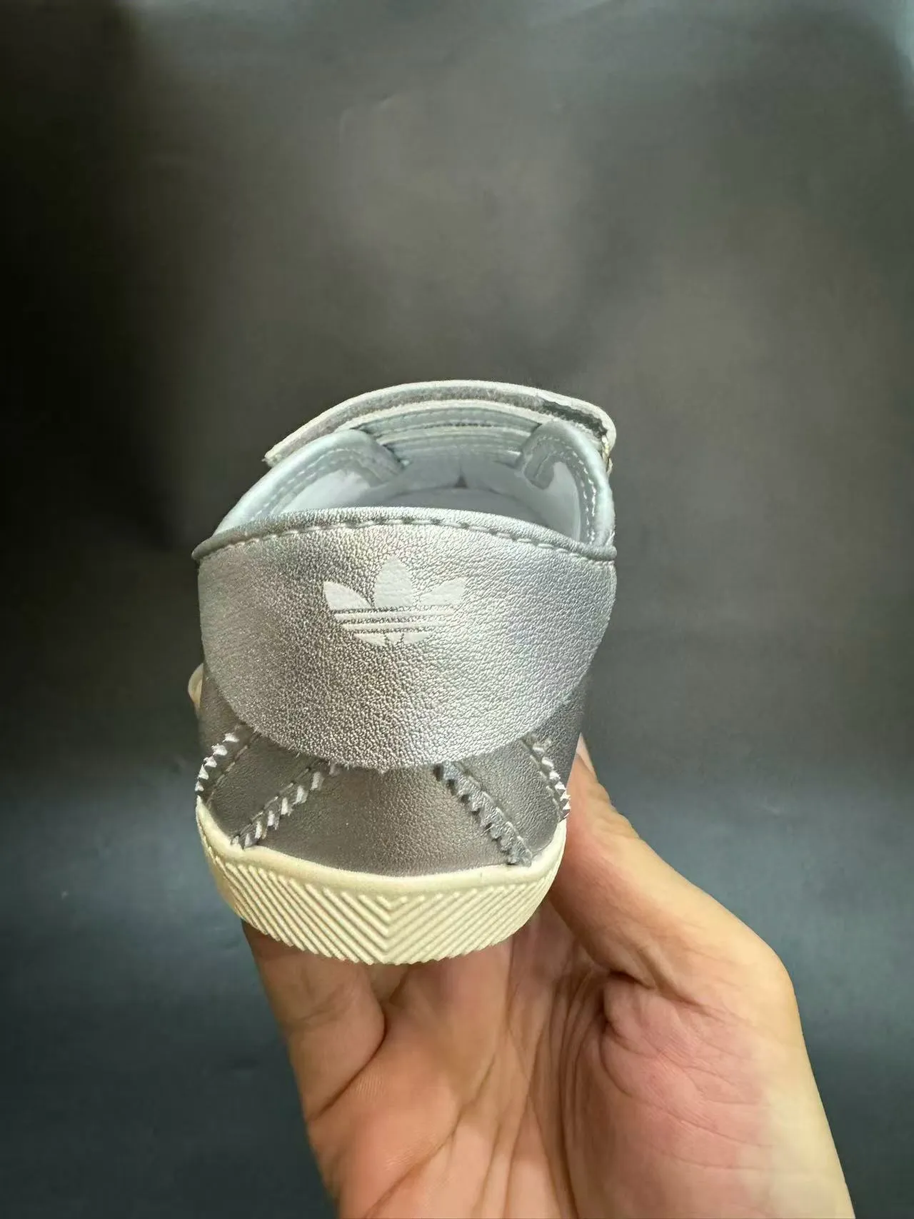 Adidas Mary Jane فضي أبيض معدني جلد اصطناعي أعلى ثلاث أحزمة Velcro Mary Jane أحذية 22