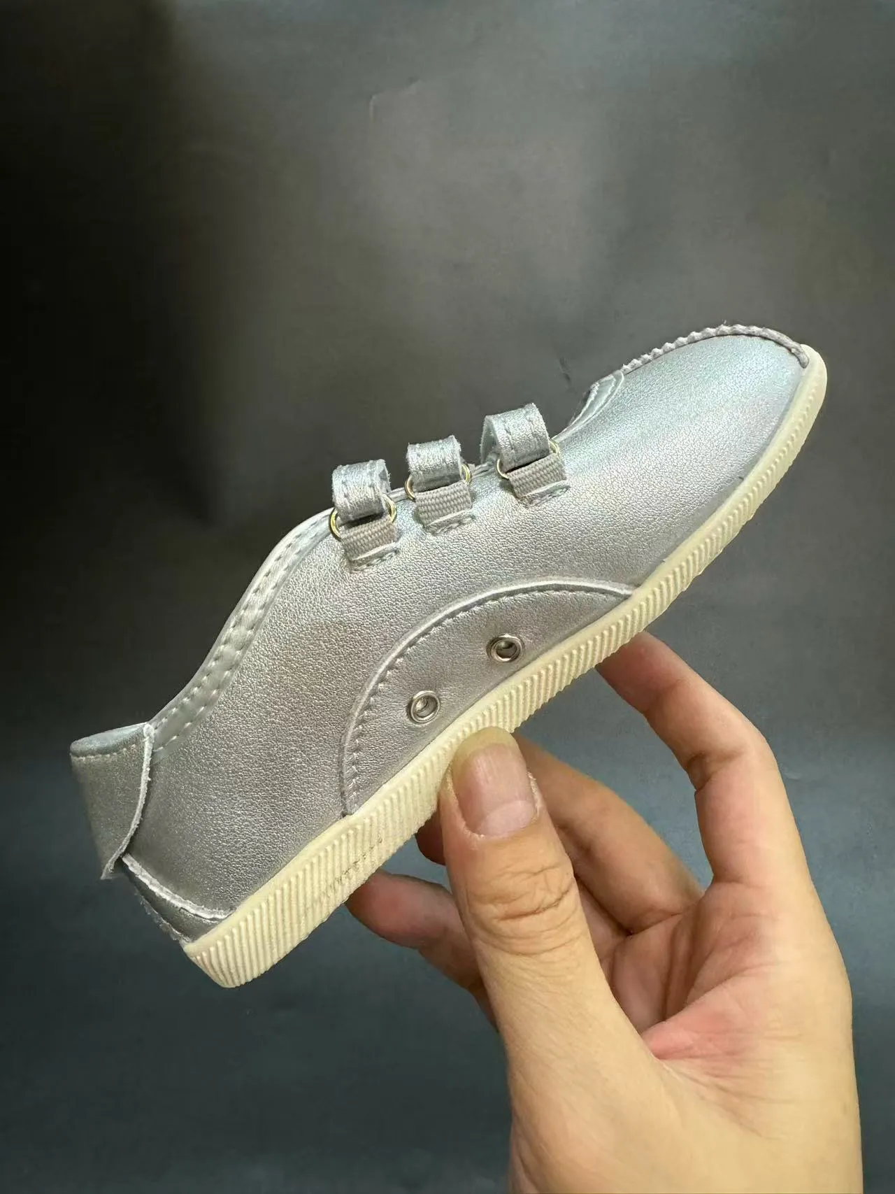 Adidas Mary Jane فضي أبيض معدني جلد اصطناعي أعلى ثلاث أحزمة Velcro Mary Jane أحذية 23