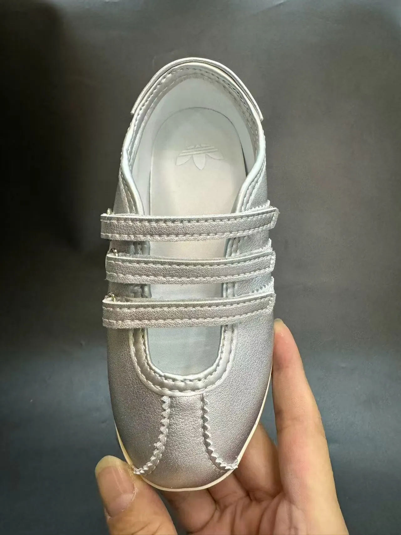 Adidas Mary Jane فضي أبيض معدني جلد اصطناعي أعلى ثلاث أحزمة Velcro Mary Jane أحذية 24