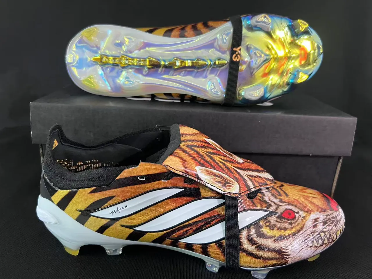 Adidas 多色黑虎纹纺织鞋面无鞋带鞋带固定钉地足球鞋 6