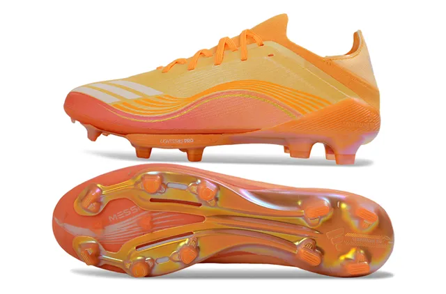 Adidas Chaussures de football orange doré à bas de coupe avec upper synthétique overlay à motif de vague surface de terrain ferme 6