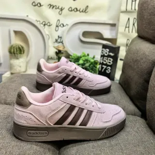 Adidas حذاء رياضي Lifestyle وردي وبني منخفض الحذاء مع علوة من نسيج سويدي