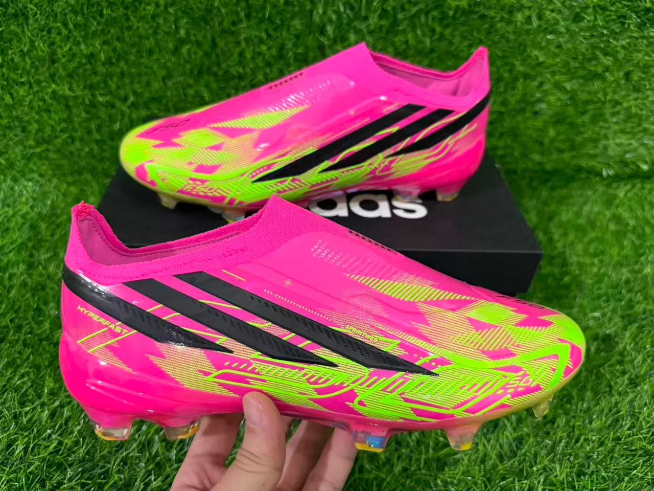 Adidas Chaussures de football rose et vert, basse, upper chaussette, overlay holographique iridescent, semelle pour terrain ferme 2