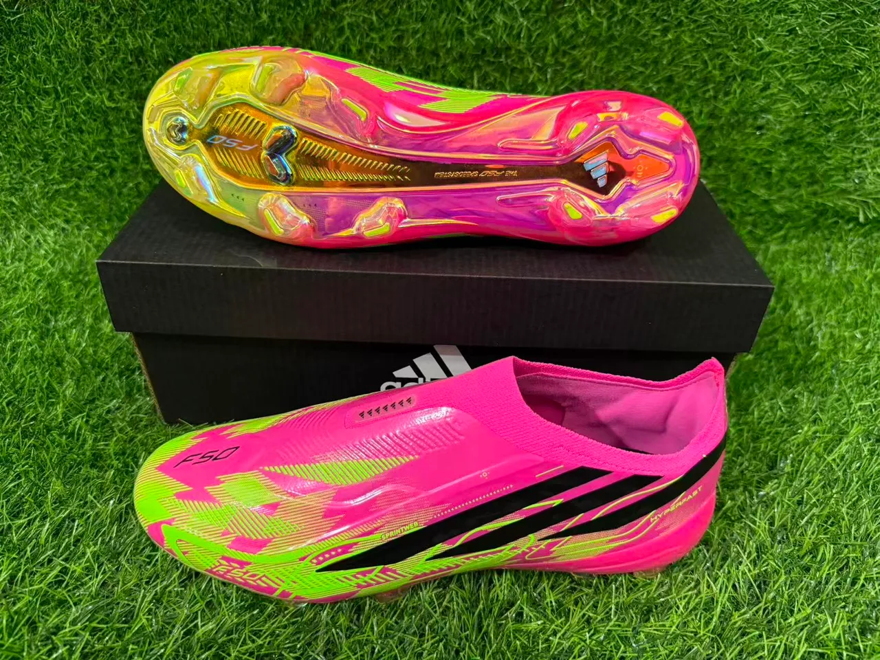 Adidas Chaussures de football rose et vert, basse, upper chaussette, overlay holographique iridescent, semelle pour terrain ferme 3