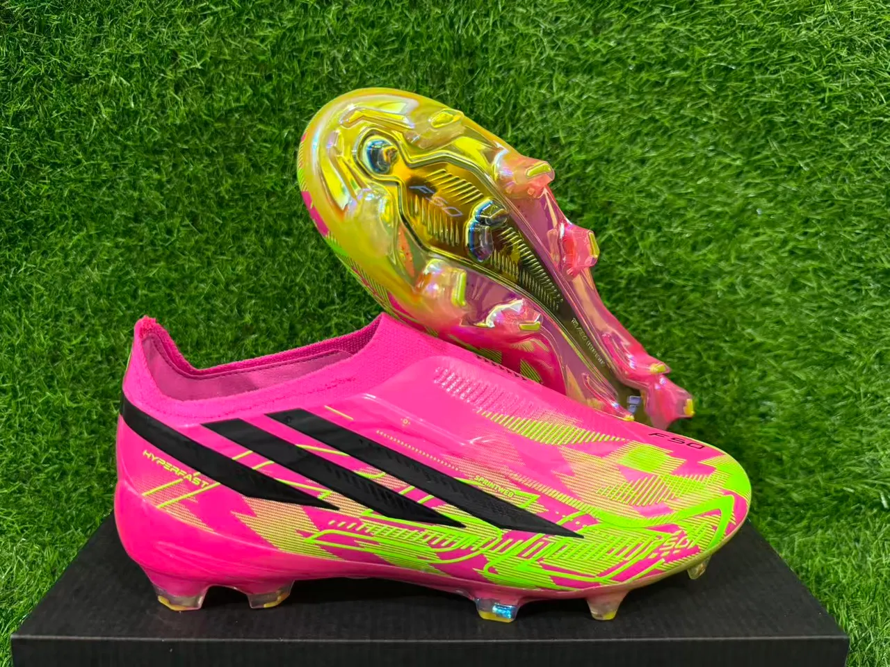 Adidas Chaussures de football rose et vert, basse, upper chaussette, overlay holographique iridescent, semelle pour terrain ferme 4