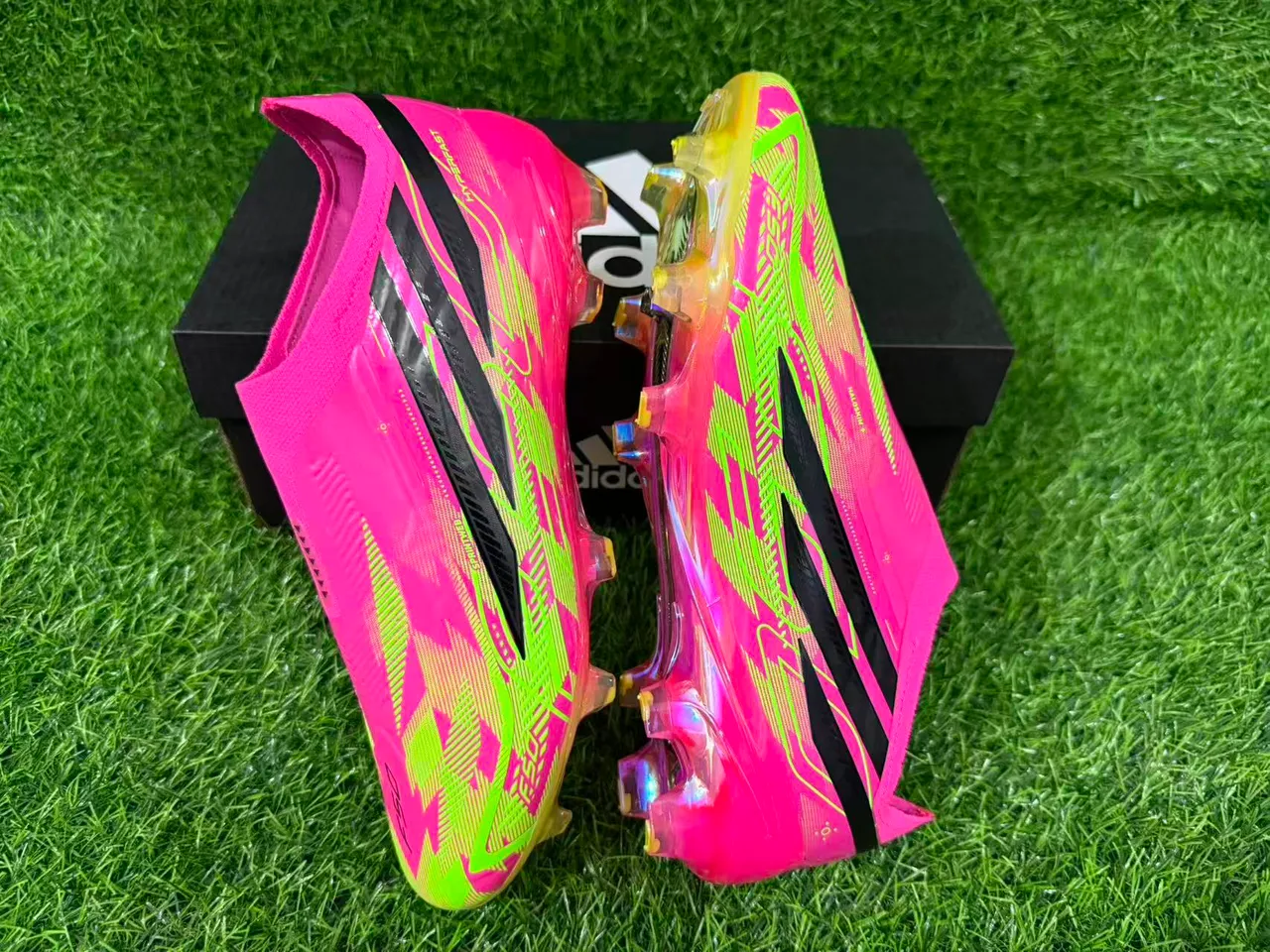 Adidas Chaussures de football rose et vert, basse, upper chaussette, overlay holographique iridescent, semelle pour terrain ferme 5