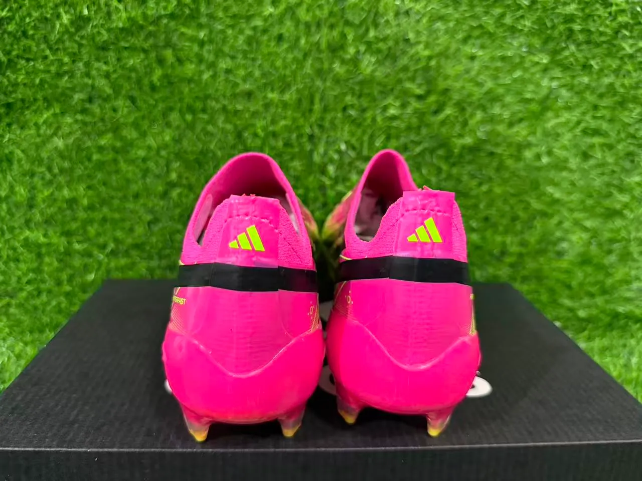 Adidas Chaussures de football rose et vert, basse, upper chaussette, overlay holographique iridescent, semelle pour terrain ferme 6