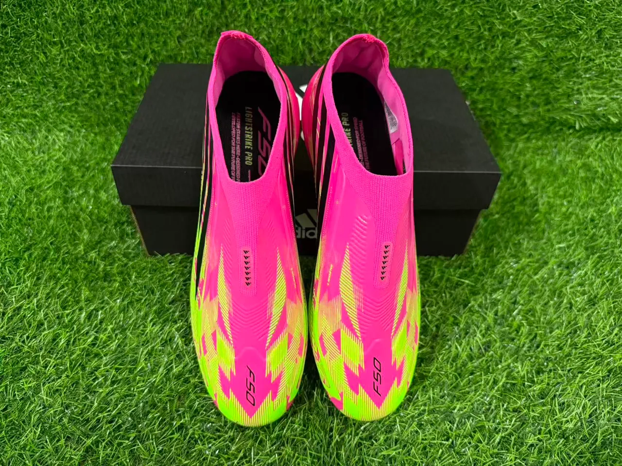 Adidas Chaussures de football rose et vert, basse, upper chaussette, overlay holographique iridescent, semelle pour terrain ferme 7