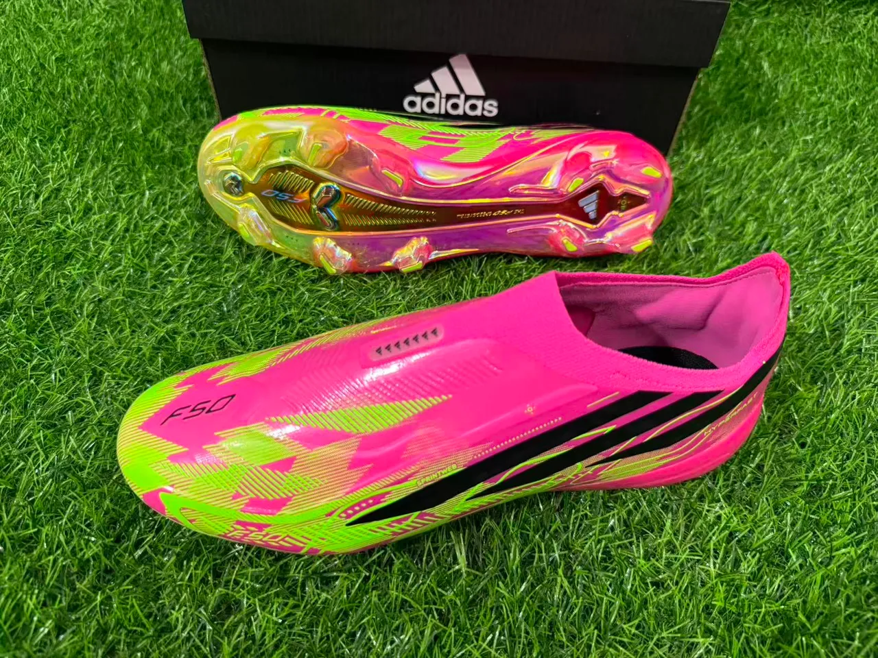 Adidas Chaussures de football rose et vert, basse, upper chaussette, overlay holographique iridescent, semelle pour terrain ferme 8