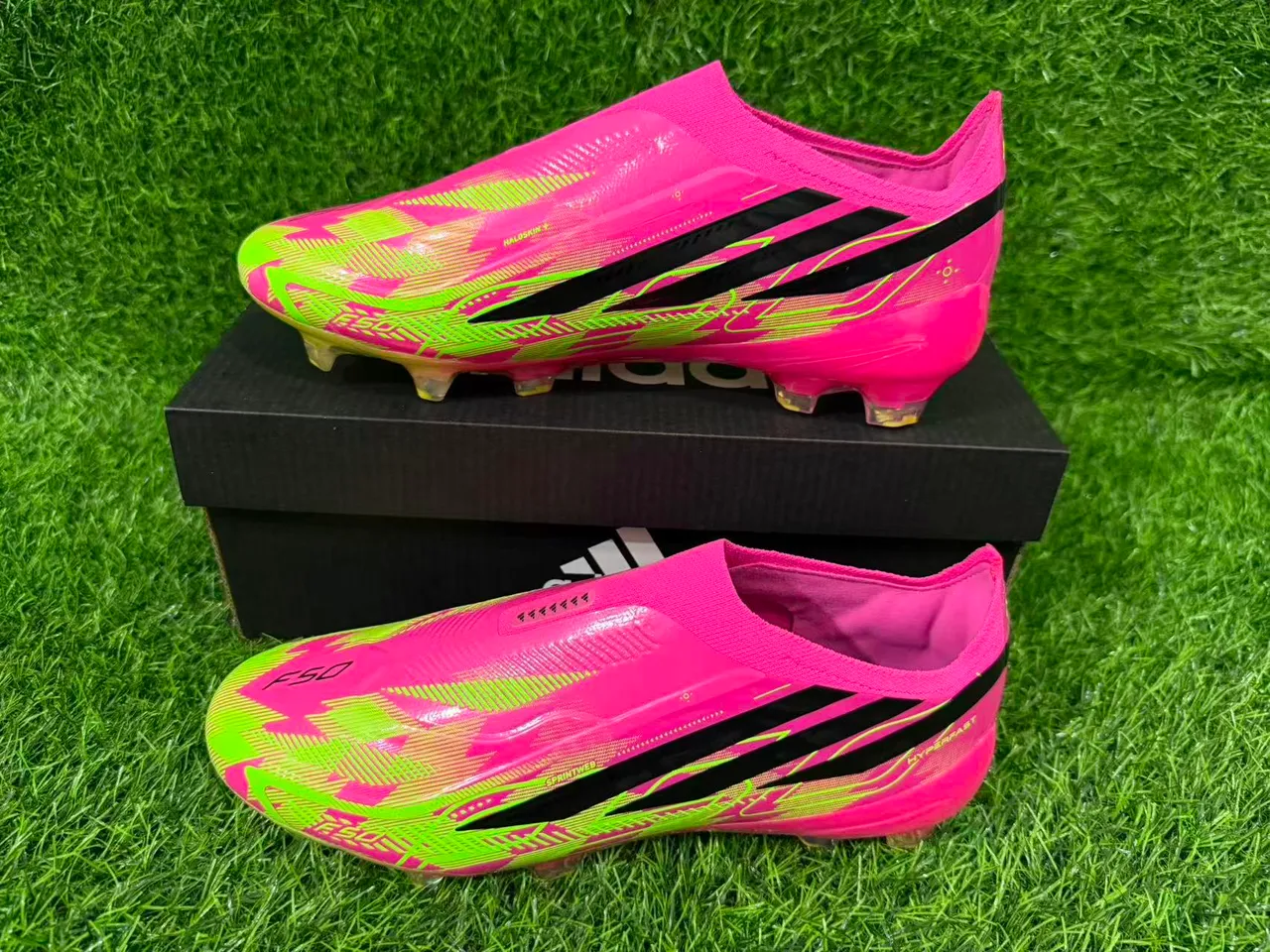 Adidas Chaussures de football rose et vert, basse, upper chaussette, overlay holographique iridescent, semelle pour terrain ferme 9