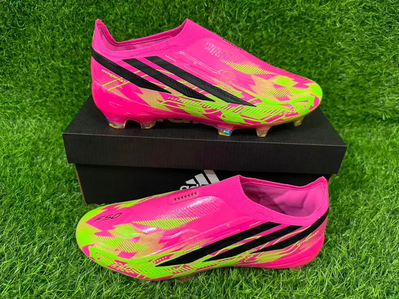 Adidas Chaussures de football rose et vert, basse, upper chaussette, overlay holographique iridescent, semelle pour terrain ferme 10