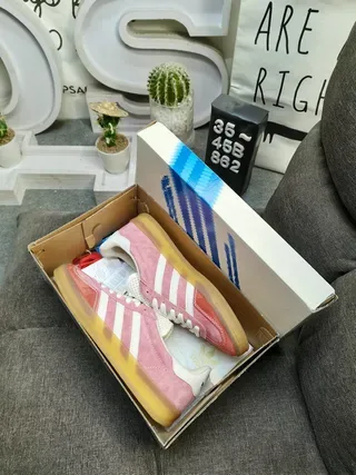 Adidas Tênis Lifestyle de Ante Rosa e Branco com Painel Lateral de Três Listras 3