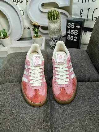 Adidas Tênis Lifestyle de Ante Rosa e Branco com Painel Lateral de Três Listras 10