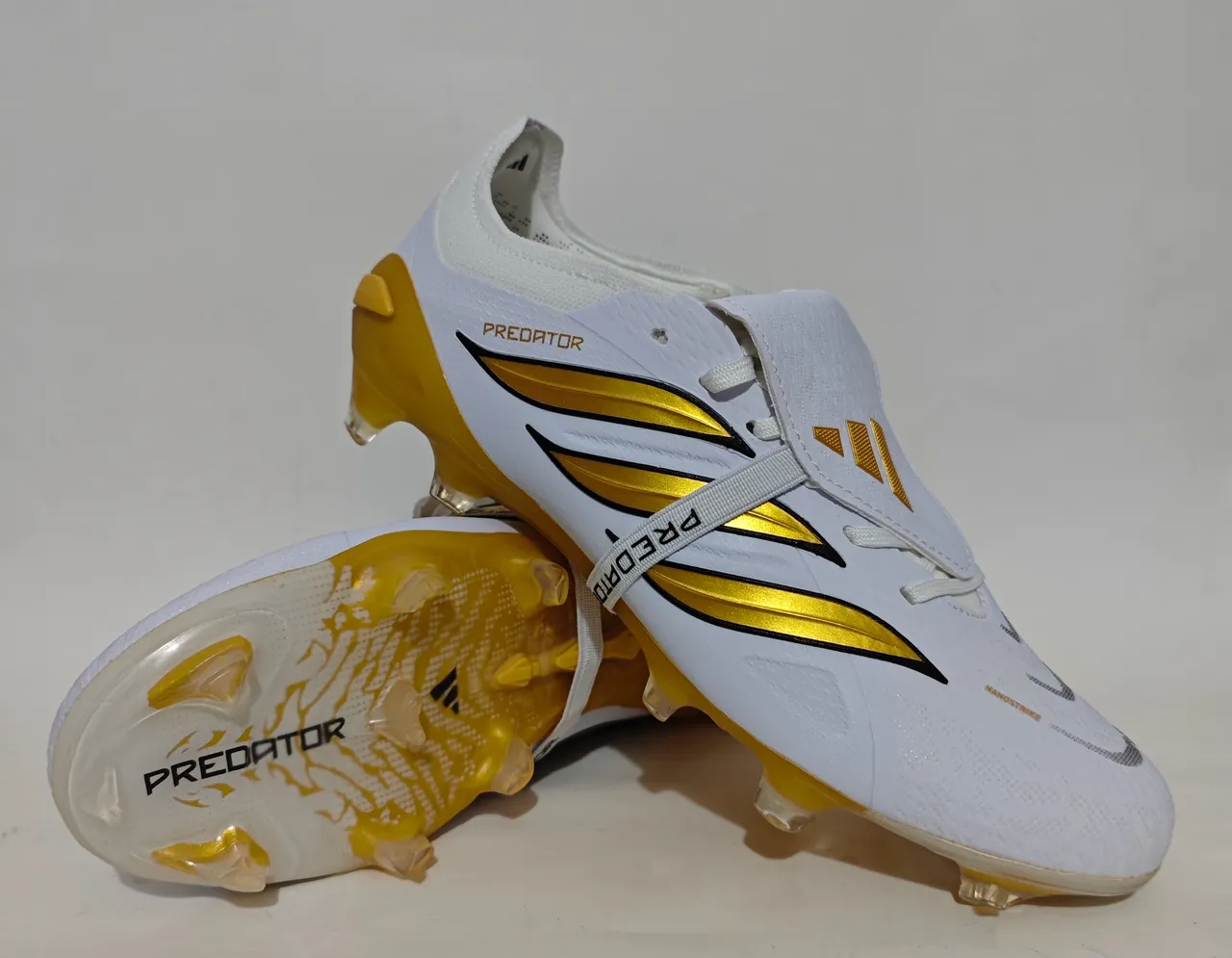 Adidas Predator Zapatos de fútbol blanco y oro para terreno firme 11