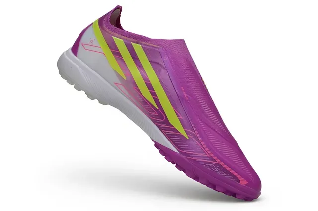 Zapatillas de fútbol Adidas Turf con upper sock-fit overlay de tres rayas en color púrpura y amarillo 2
