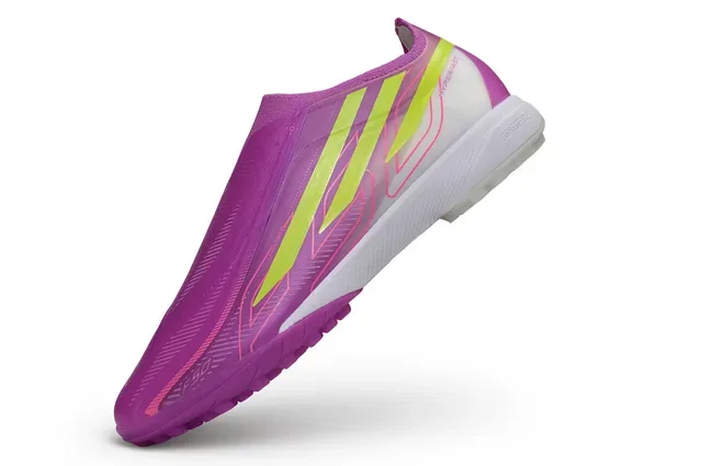 Zapatillas de fútbol Adidas Turf con upper sock-fit overlay de tres rayas en color púrpura y amarillo 3