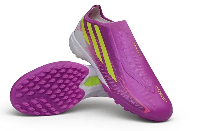 Zapatillas de fútbol Adidas Turf con upper sock-fit overlay de tres rayas en color púrpura y amarillo 4