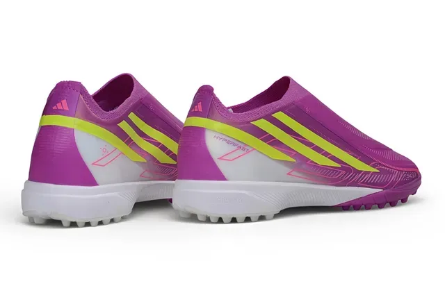 Zapatillas de fútbol Adidas Turf con upper sock-fit overlay de tres rayas en color púrpura y amarillo 5
