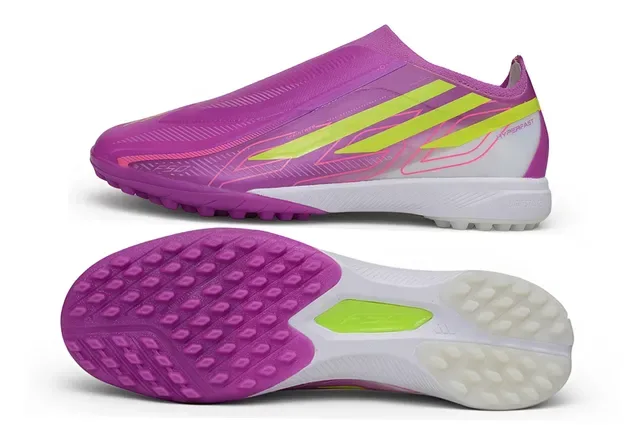 Zapatillas de fútbol Adidas Turf con upper sock-fit overlay de tres rayas en color púrpura y amarillo 6