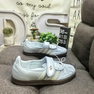 Adidas Samba OG حذاء رياضي lifestyle باللون الرمادي الفاتح