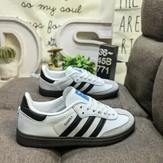 Adidas Samba 白色和黑色生活方式运动鞋