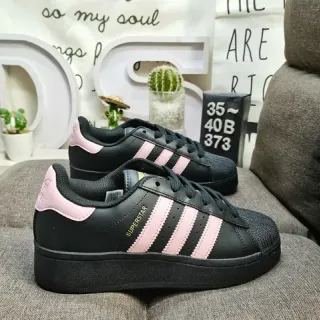 Adidas Superstar 黑色和粉色生活方式运动鞋