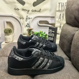Adidas Superstar أحذية أسلوب حياة سوداء جلد الثعابين بخطوط