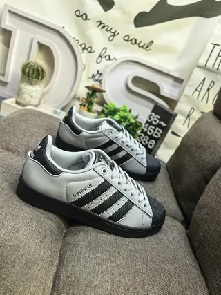 Adidas Superstar سينيكرز لايف ستايل رمادي فاتح وأسود 9