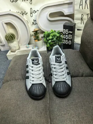Adidas Superstar سينيكرز لايف ستايل رمادي فاتح وأسود 10