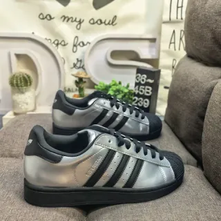 Adidas Superstar فضي معدني وأسود حذاء رياضي نمط حياة