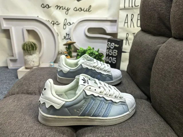 Adidas Superstar 薄荷绿和白色生活方式运动鞋 21