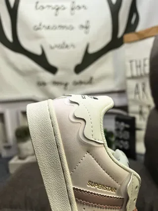 Adidas Superstar 薄荷绿和白色生活方式运动鞋 23
