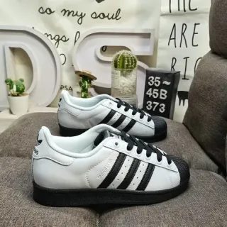 Adidas Superstar 白色和黑色生活方式运动鞋