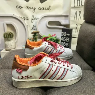 Adidas Superstar أبيض أحمر أزرق برتقالي بتصميم مربعات حذاء رياضي lifestyle