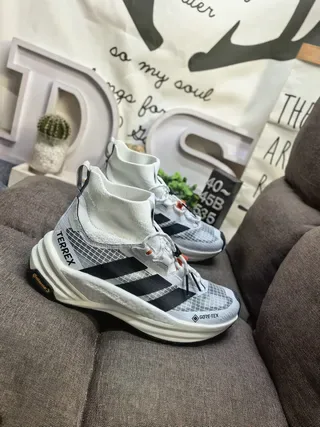 Adidas Terrex Agravic Flow GORE-TEX Chaussures de Running Blanc Noir 9