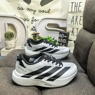 Adidas Chaussures Lifestyle Blancs et Noirs Légères avec Tige en Maille