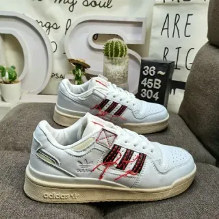 Adidas حذاء رياضي أبيض وأسود Low-Top مع Toe مفتوح نمط حياة