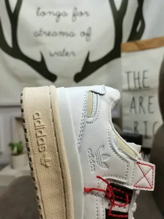 Adidas حذاء رياضي أبيض وأسود Low-Top مع Toe مفتوح نمط حياة 3