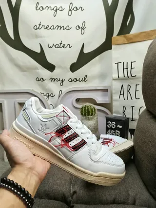 Adidas حذاء رياضي أبيض وأسود Low-Top مع Toe مفتوح نمط حياة 5
