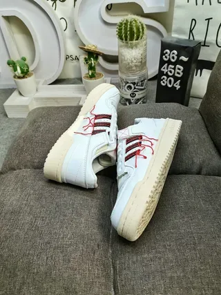 Adidas حذاء رياضي أبيض وأسود Low-Top مع Toe مفتوح نمط حياة 6