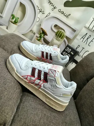 Adidas حذاء رياضي أبيض وأسود Low-Top مع Toe مفتوح نمط حياة 7