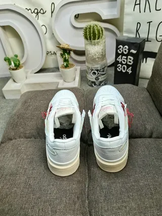 Adidas حذاء رياضي أبيض وأسود Low-Top مع Toe مفتوح نمط حياة 8