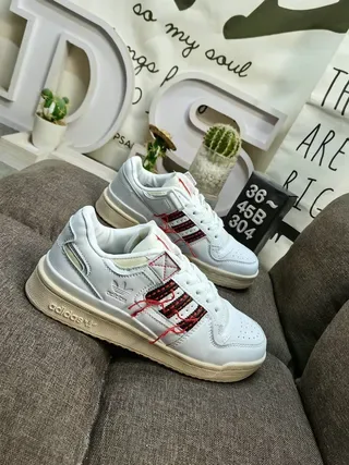 Adidas حذاء رياضي أبيض وأسود Low-Top مع Toe مفتوح نمط حياة 9