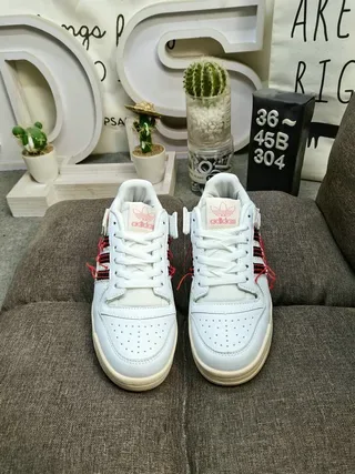 Adidas حذاء رياضي أبيض وأسود Low-Top مع Toe مفتوح نمط حياة 10